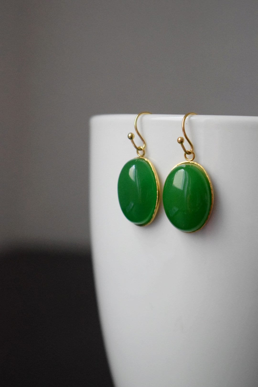 Grüne Jade Ohrringe Gold, Statement ovale Ohrhänger, Grüne Edelstein Tropfen Ohrringe, Stein Hängende Anhänger Ohrringe, Schmuck Geschenk für Sie