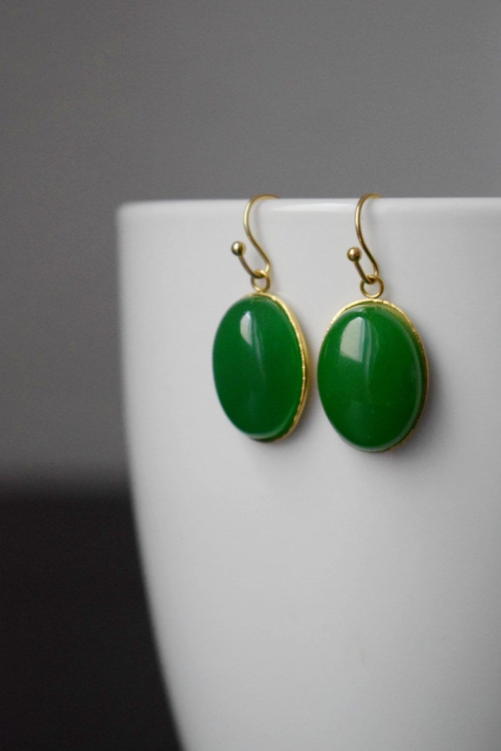 Grüne Jade Ohrringe Gold, Statement ovale Ohrhänger, Grüne Edelstein Tropfen Ohrringe, Stein Hängende Anhänger Ohrringe, Schmuck Geschenk für Sie