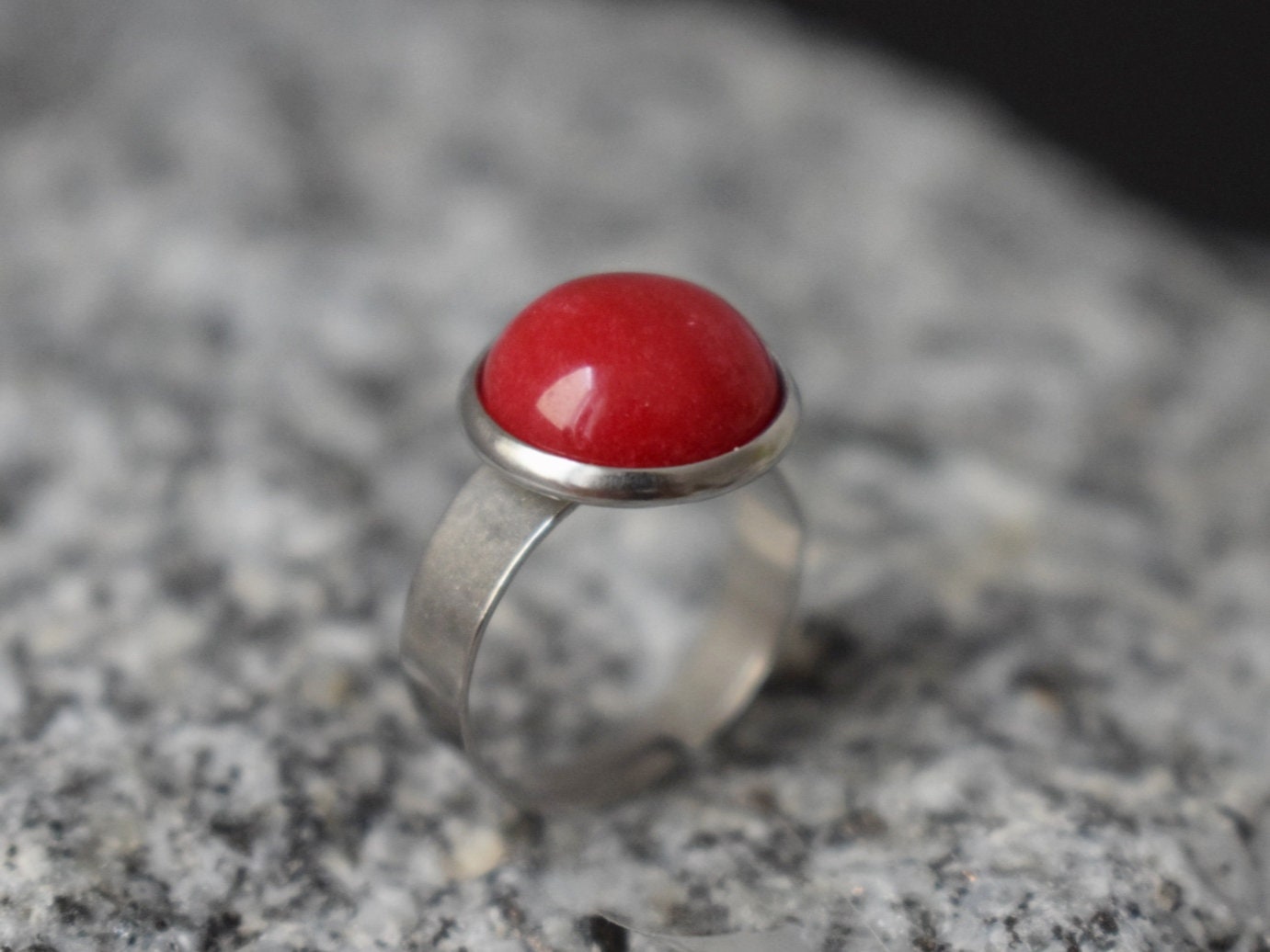 Roter Jadering, Edelsteinring, Roter Statementring, Verstellbarer runder Ring, Roter Steinring, Jadeschmuck, Schlichter Ring für jeden Tag, Geschenk für Sie