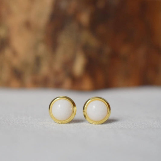 Mini Edelstein Ohrstecker, Weiße Jade Ohrstecker, 6mm goldene Push-Back Ohrringe, Kleine runde Ohrringe, Minimalistischer Schmuck, Muttertagsgeschenk