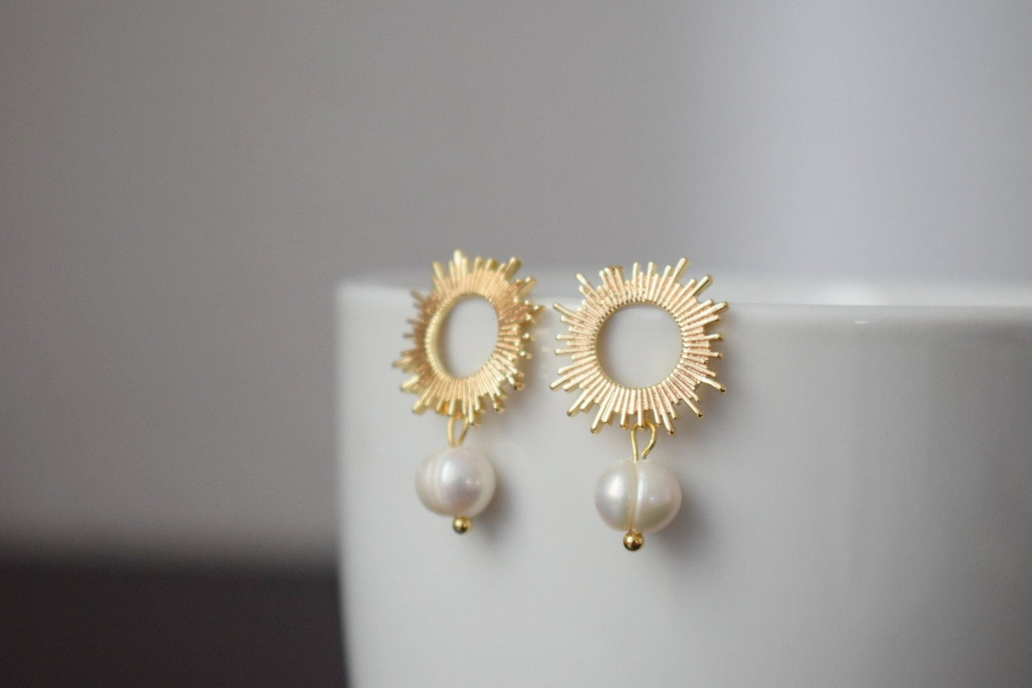 Sonnenohrstecker mit Perle 18K vergoldet Süßwasserperlen Schmuck Brautjungfern Hochzeit Art Deco Sonnenstrahlen Schmuck Geschenk für Sie