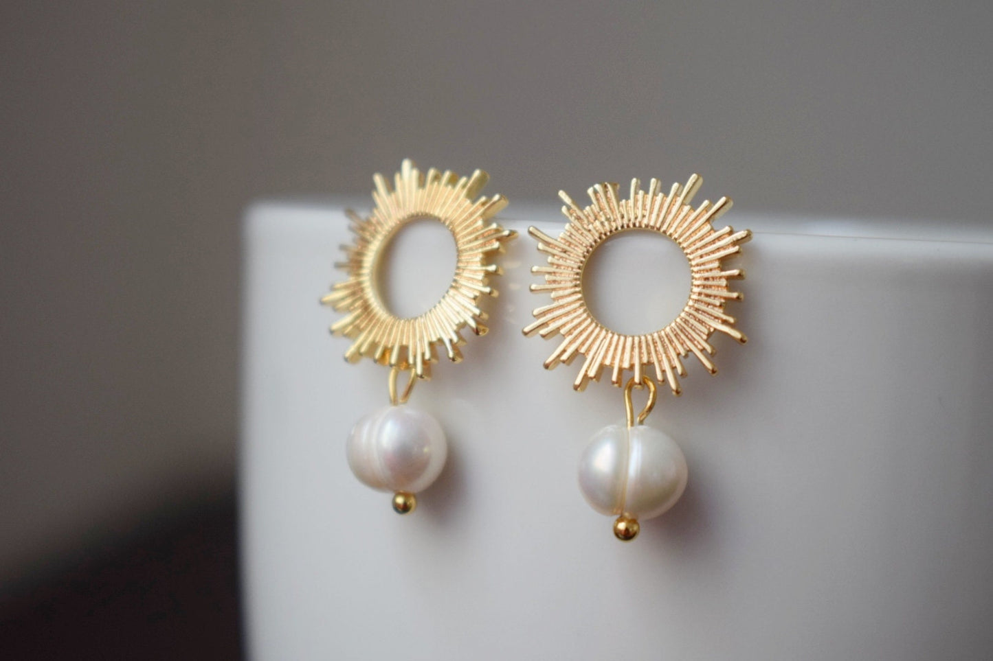 Sonnenohrstecker mit Perle 18K vergoldet Süßwasserperlen Schmuck Brautjungfern Hochzeit Art Deco Sonnenstrahlen Schmuck Geschenk für Sie