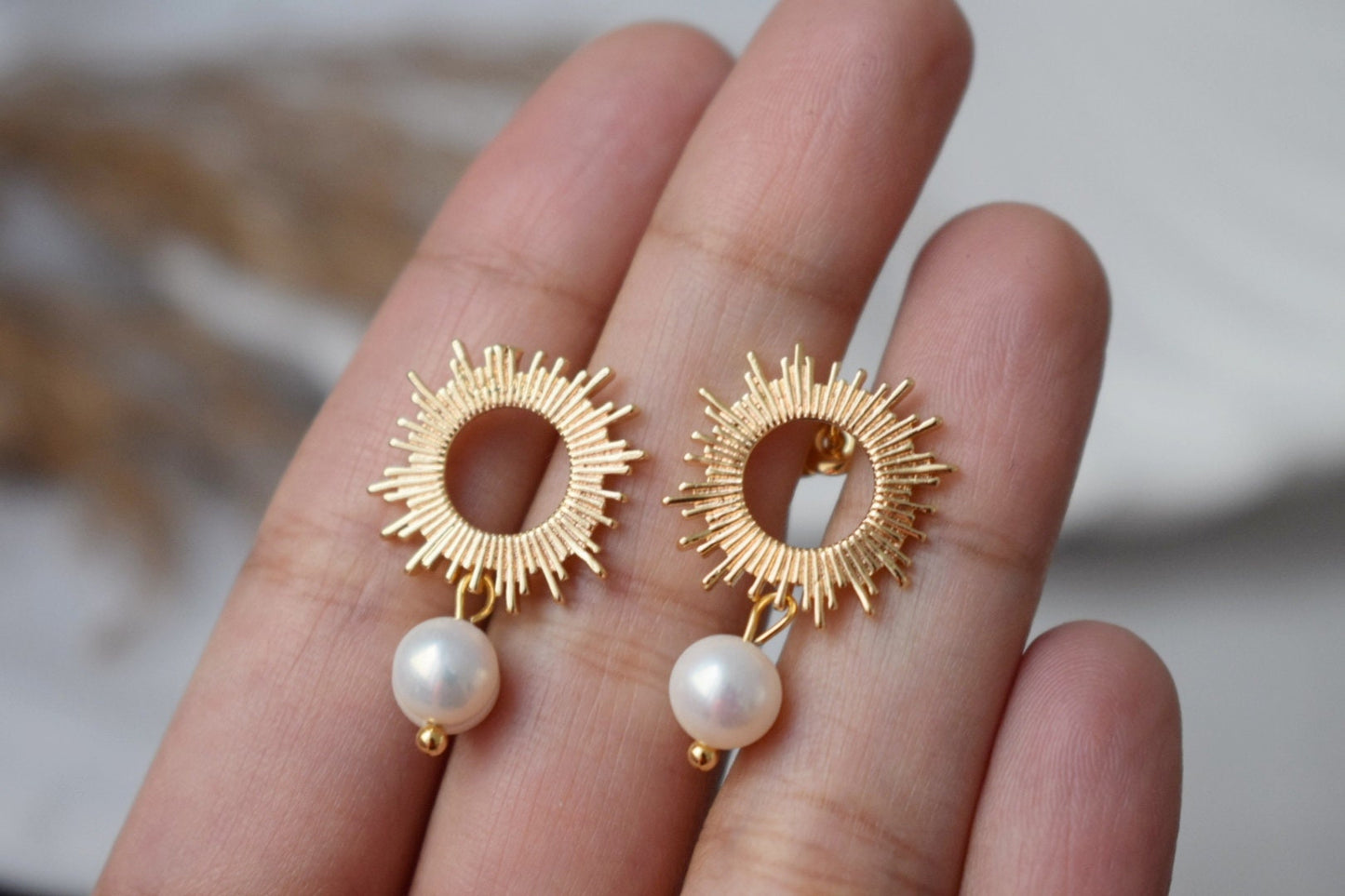 Sonnenohrstecker mit Perle 18K vergoldet Süßwasserperlen Schmuck Brautjungfern Hochzeit Art Deco Sonnenstrahlen Schmuck Geschenk für Sie