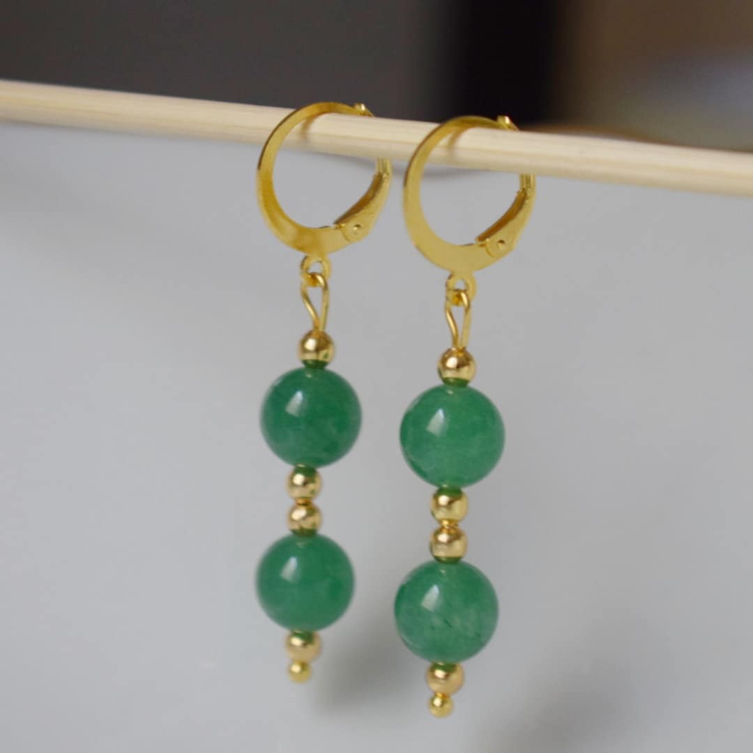 Grüne Aventurin Ohrringe, Grüne Huggies, Edelstein Gold Ohrhänger, Grüne Perlen Ohrringe, Hängende Stein Ohrringe, Aventurin Schmuck