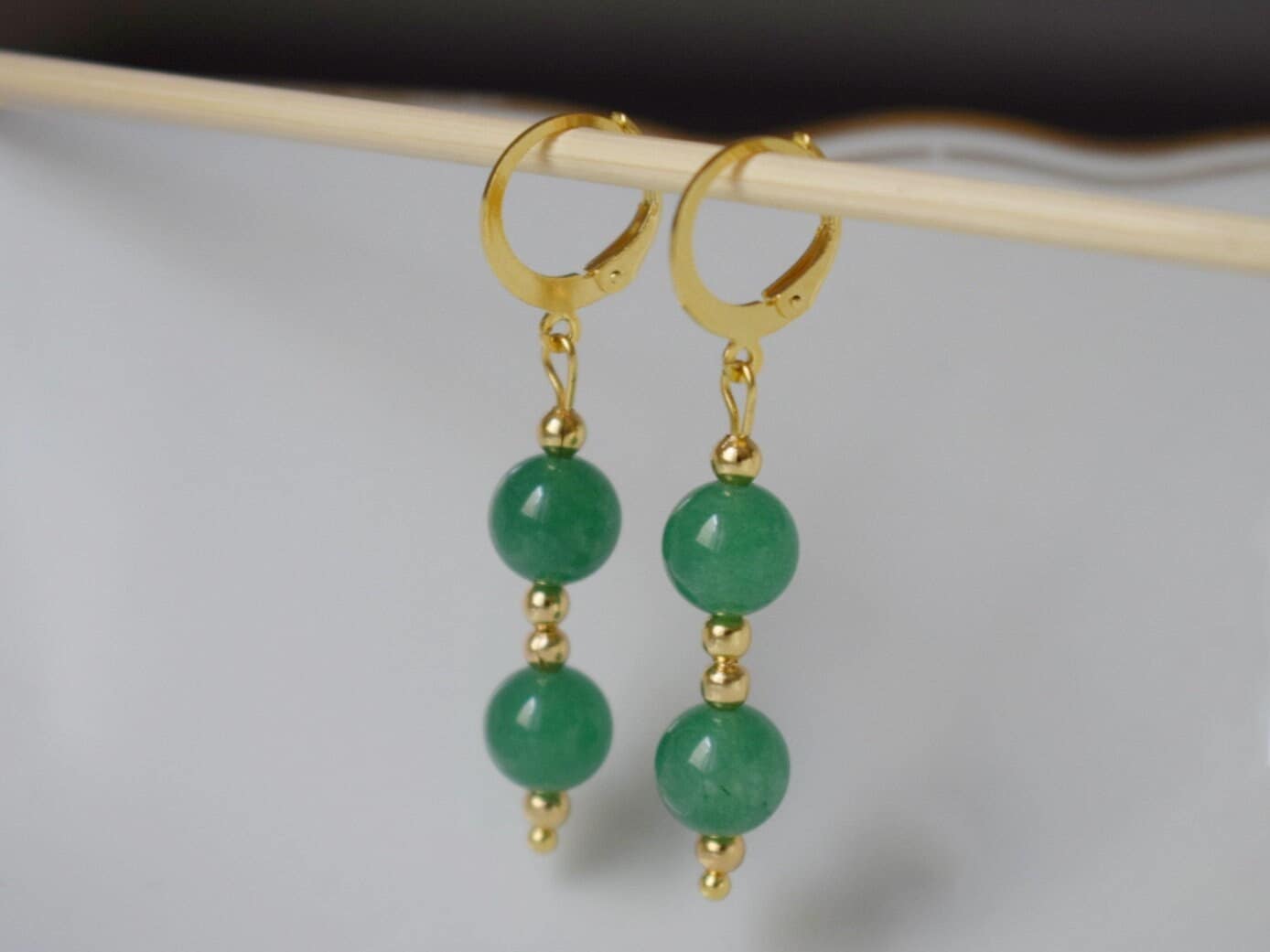 Grüne Aventurin Ohrringe, Grüne Huggies, Edelstein Gold Ohrhänger, Grüne Perlen Ohrringe, Hängende Stein Ohrringe, Aventurin Schmuck