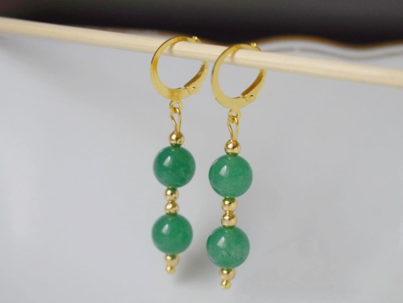 Grüne Aventurin Ohrringe, Grüne Huggies, Edelstein Gold Ohrhänger, Grüne Perlen Ohrringe, Hängende Stein Ohrringe, Aventurin Schmuck