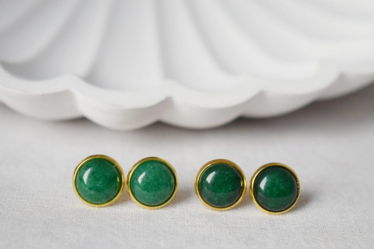 Jade Ohrstecker, 18k vergoldet, Grüne Jade Ohrstecker, Minimalistisch, 10mm Ohrringe, Positiver Schmuck, Edelstein, Geburtstagsgeschenk für Sie