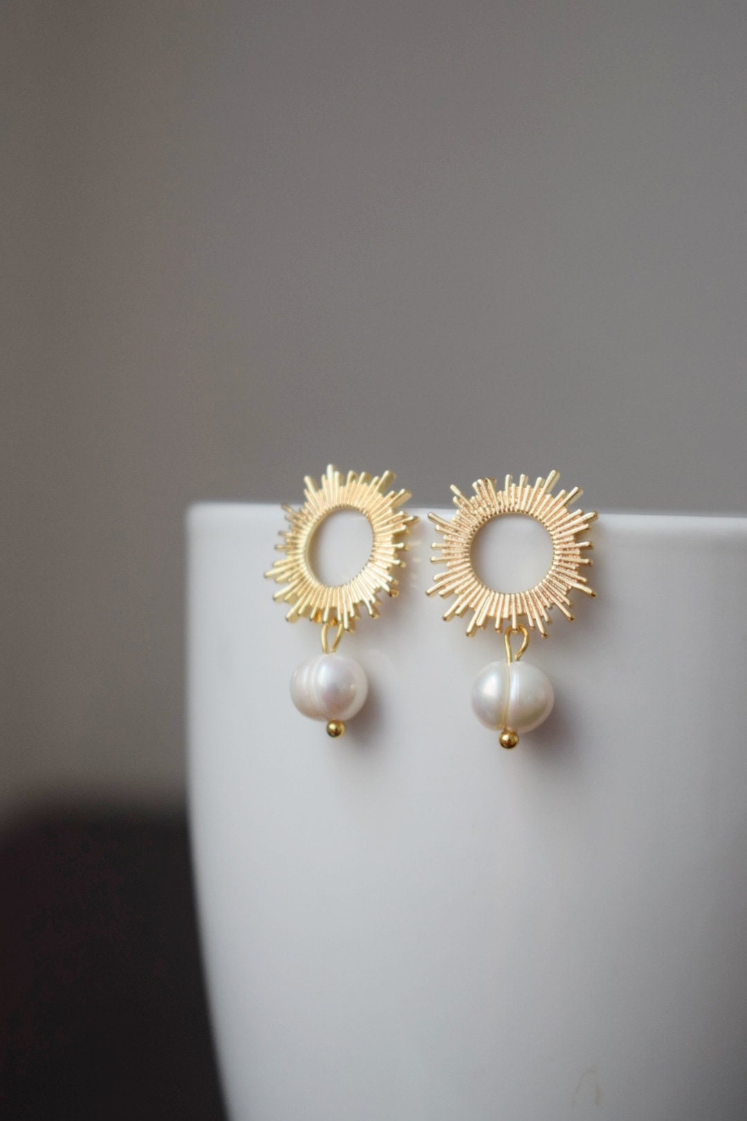 Sonnenohrstecker mit Perle 18K vergoldet Süßwasserperlen Schmuck Brautjungfern Hochzeit Art Deco Sonnenstrahlen Schmuck Geschenk für Sie