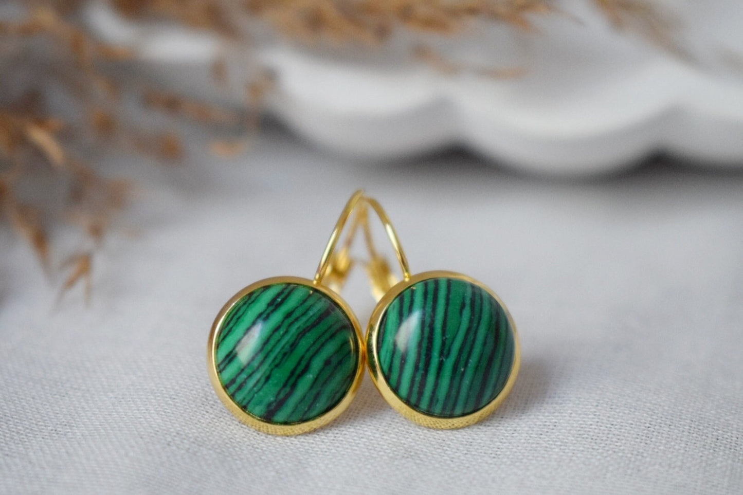 Malachit Ohrringe, Kleine grüne Edelstein Ohrringe, Boho Leverback Ohrringe, 18k vergoldeter Edelstahl Schmuck, Geschenk für Sie