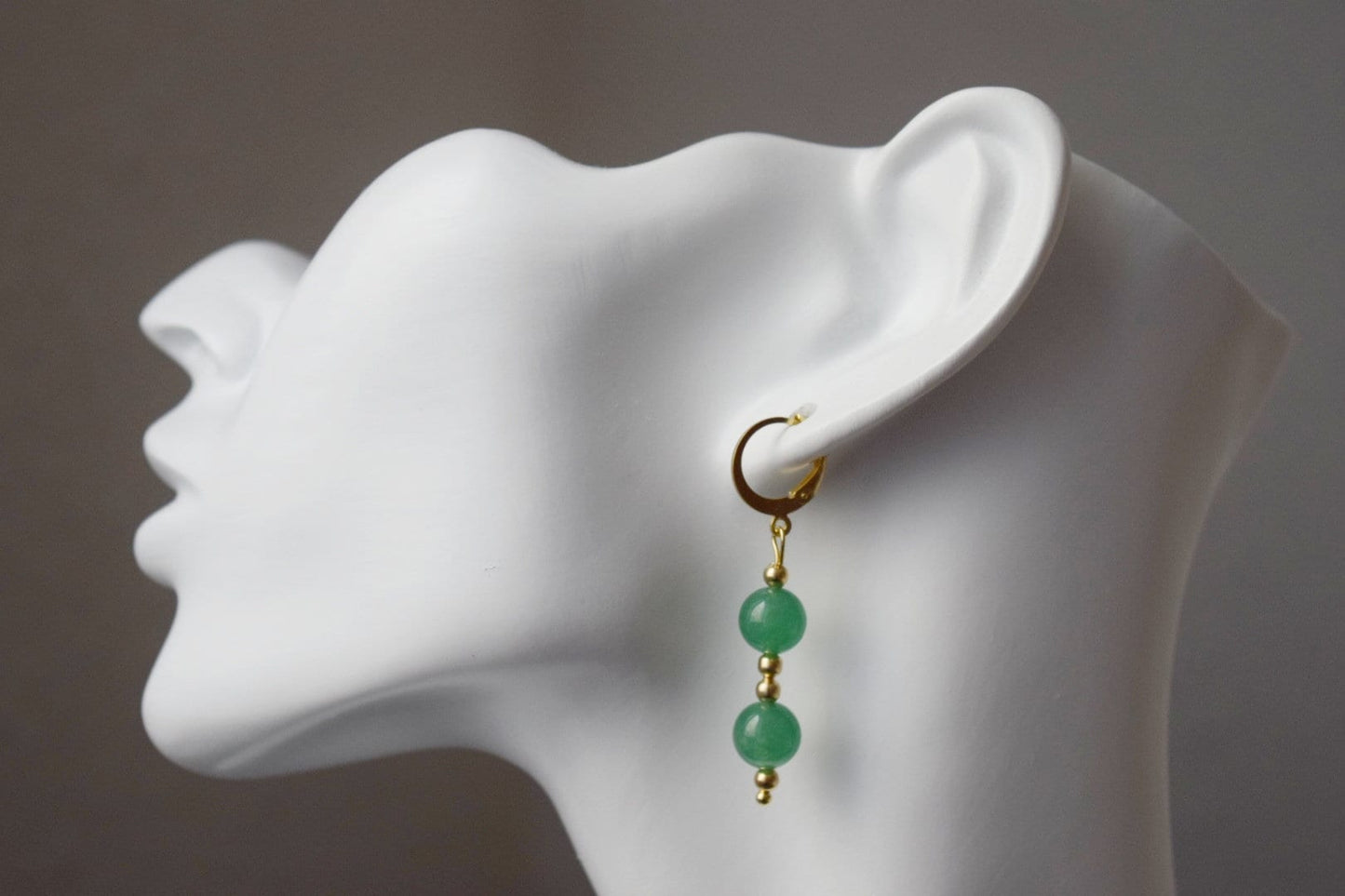 Grüne Aventurin Ohrringe, Grüne Huggies, Edelstein Gold Ohrhänger, Grüne Perlen Ohrringe, Hängende Stein Ohrringe, Aventurin Schmuck