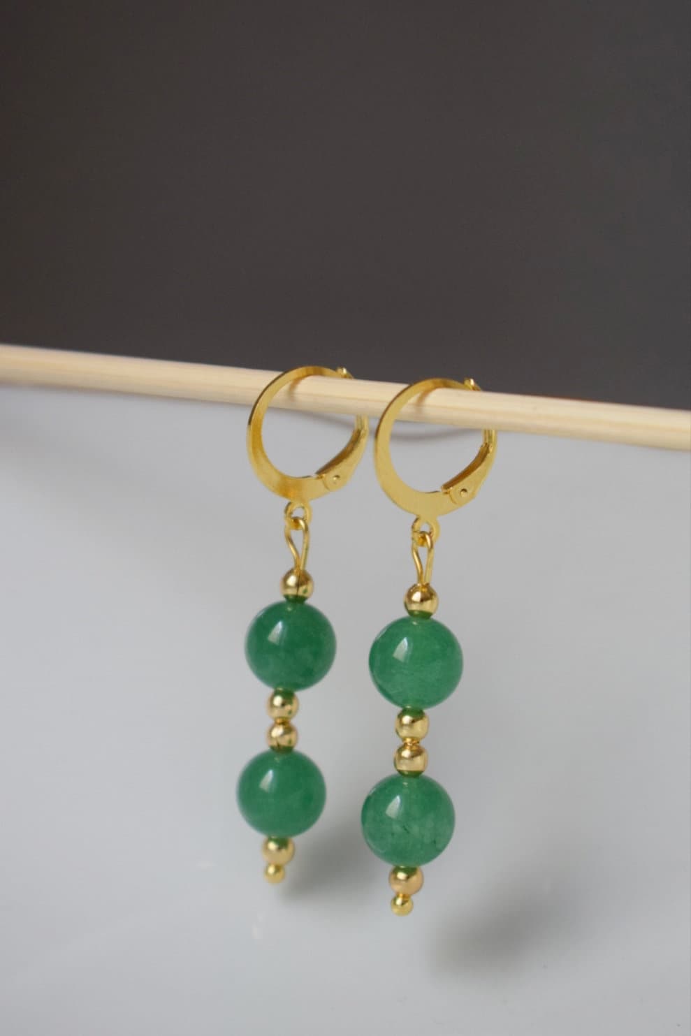 Grüne Aventurin Ohrringe, Grüne Huggies, Edelstein Gold Ohrhänger, Grüne Perlen Ohrringe, Hängende Stein Ohrringe, Aventurin Schmuck