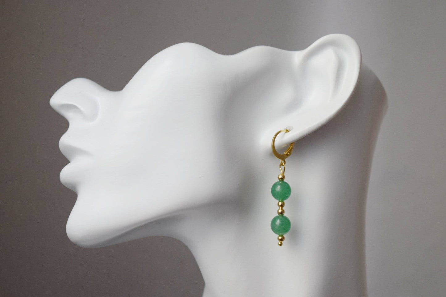 Grüne Aventurin Ohrringe, Grüne Huggies, Edelstein Gold Ohrhänger, Grüne Perlen Ohrringe, Hängende Stein Ohrringe, Aventurin Schmuck