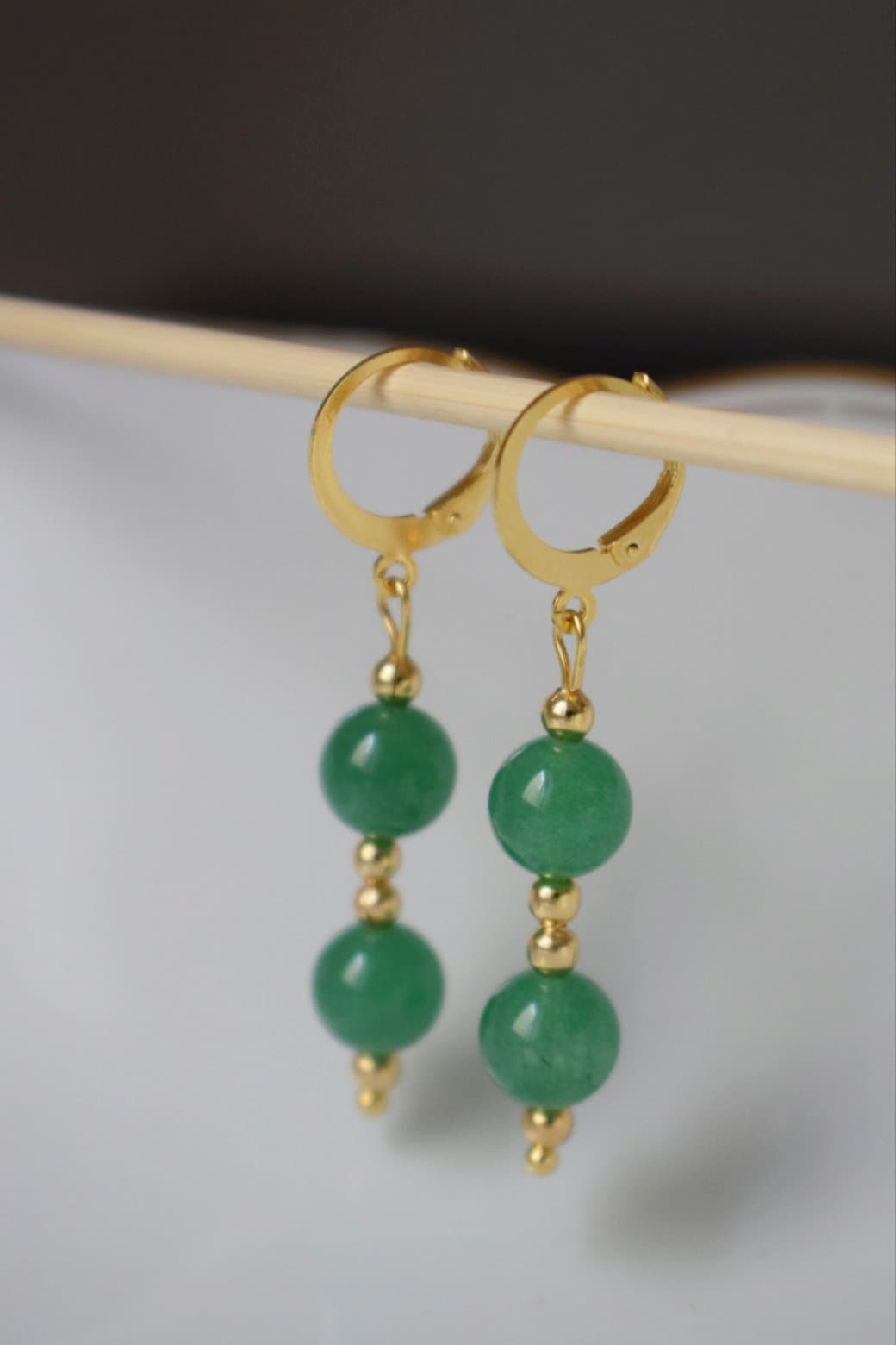 Grüne Aventurin Ohrringe, Grüne Huggies, Edelstein Gold Ohrhänger, Grüne Perlen Ohrringe, Hängende Stein Ohrringe, Aventurin Schmuck