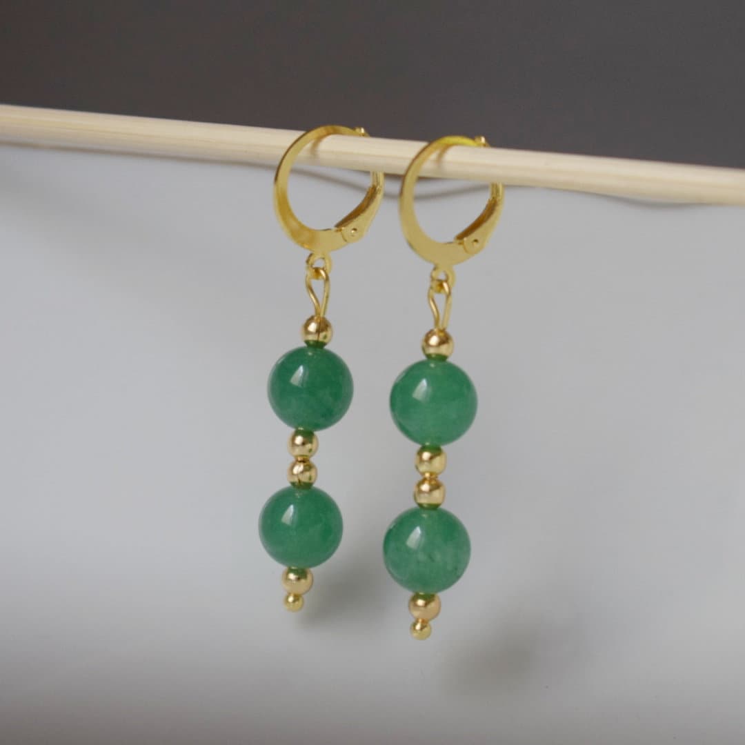 Grüne Aventurin Ohrringe, Grüne Huggies, Edelstein Gold Ohrhänger, Grüne Perlen Ohrringe, Hängende Stein Ohrringe, Aventurin Schmuck
