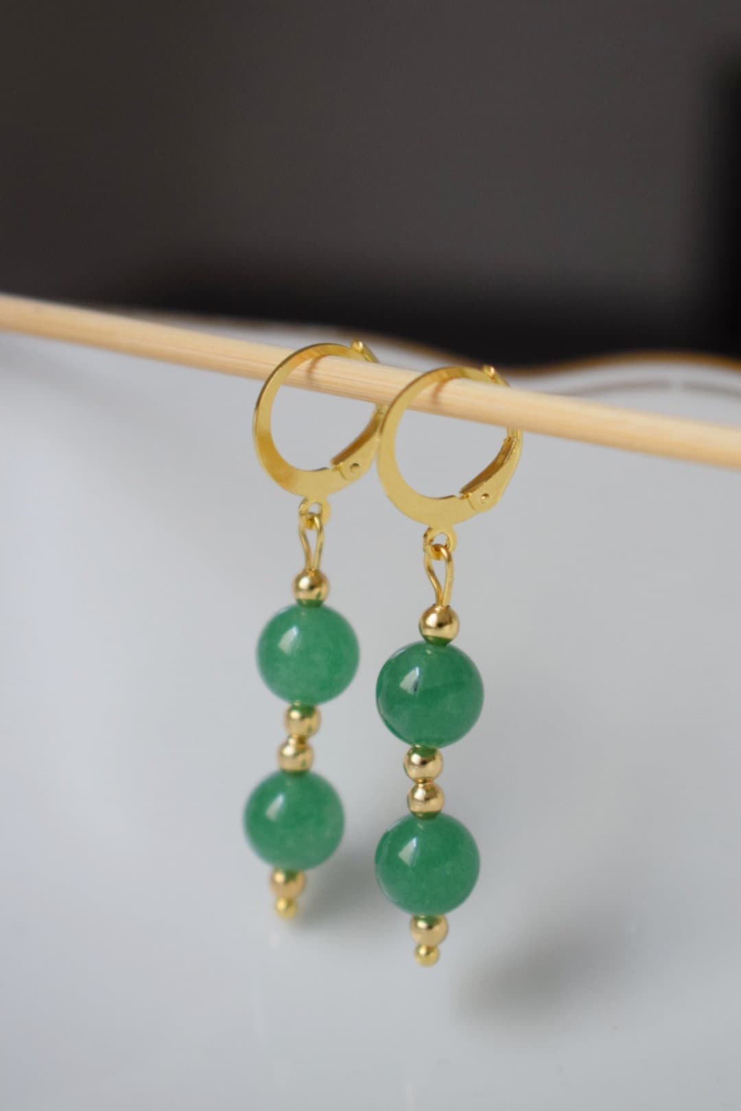 Grüne Aventurin Ohrringe, Grüne Huggies, Edelstein Gold Ohrhänger, Grüne Perlen Ohrringe, Hängende Stein Ohrringe, Aventurin Schmuck