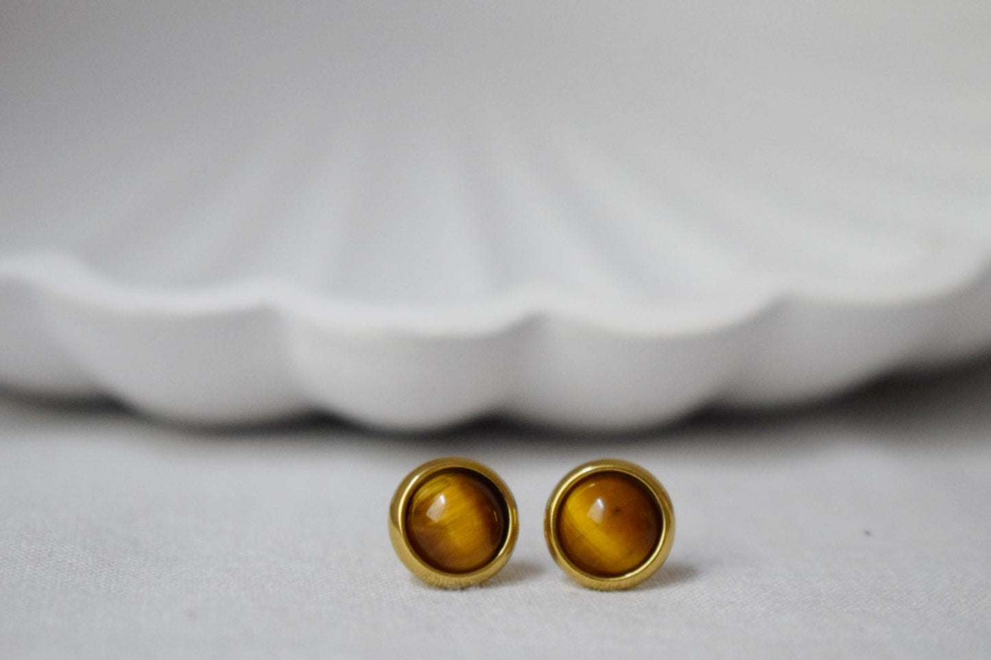 Kleine Tigerauge Ohrstecker Gold, Edelstein 8mm Ohrstecker, Minimalistische Tigerauge Ohrringe, Brauner Stein, Geschenk Tigerauge Chakra Schmuck