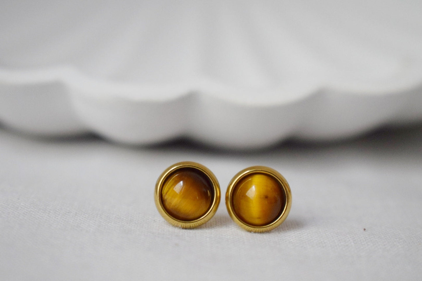 Kleine Tigerauge Ohrstecker Gold, Edelstein 8mm Ohrstecker, Minimalistische Tigerauge Ohrringe, Brauner Stein, Geschenk Tigerauge Chakra Schmuck