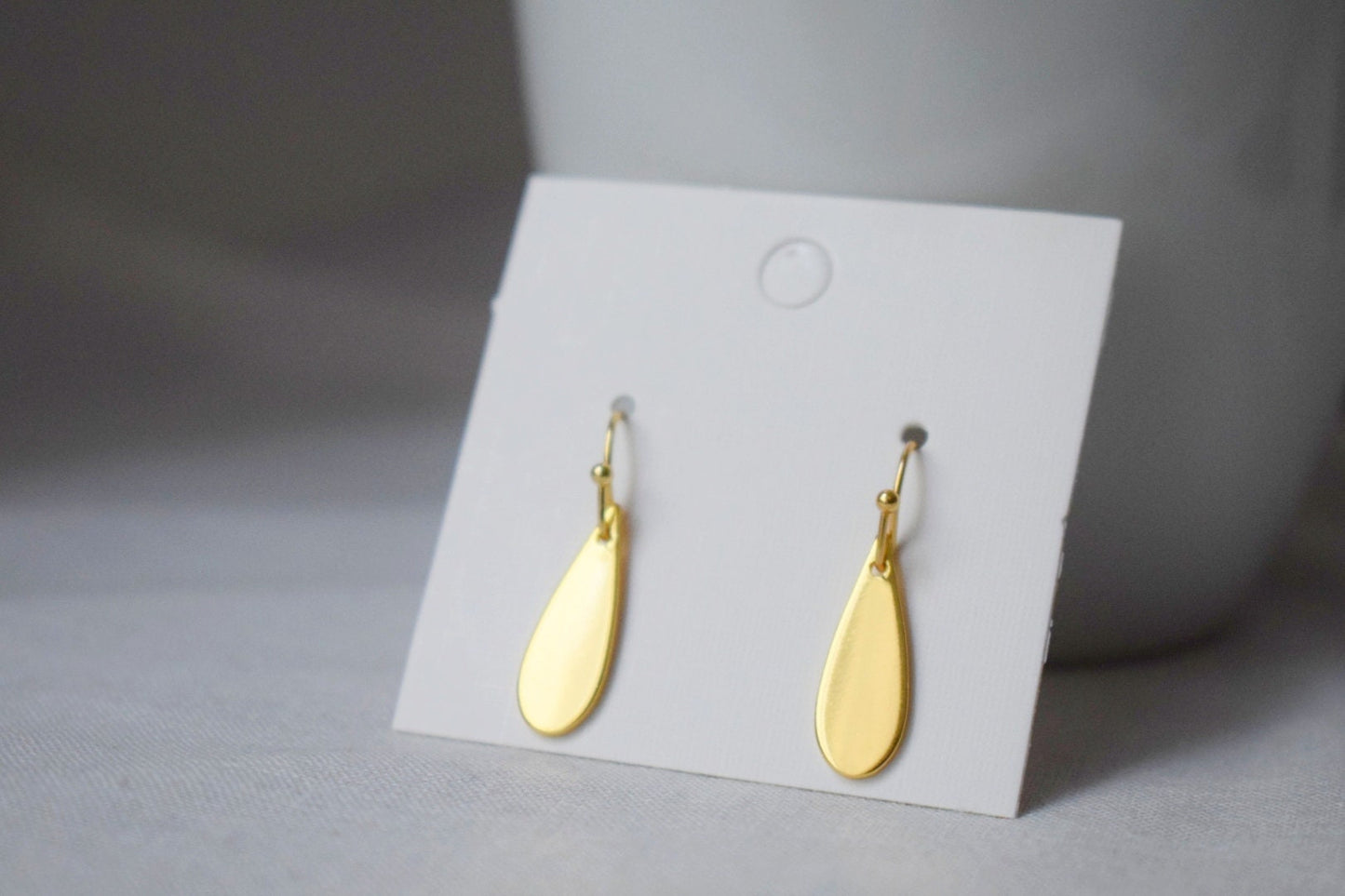Tropfenohrringe, Minimalistisch, Geometrische Hängeohrringe, Vergoldeter Edelstahl, Kleines Schmuckgeschenk für Frauen
