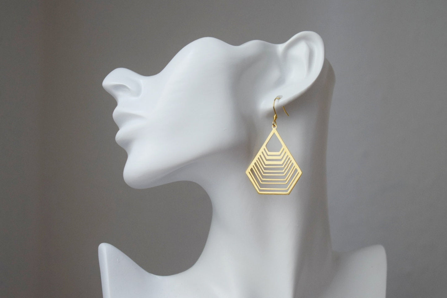 Lange Polygon-Ohrringe mit goldenem filigranem Anhänger, Edelstahl-Ohrringe, Geometrische Hängeohrringe, Kleines Weihnachtsschmuck-Geschenk für Sie