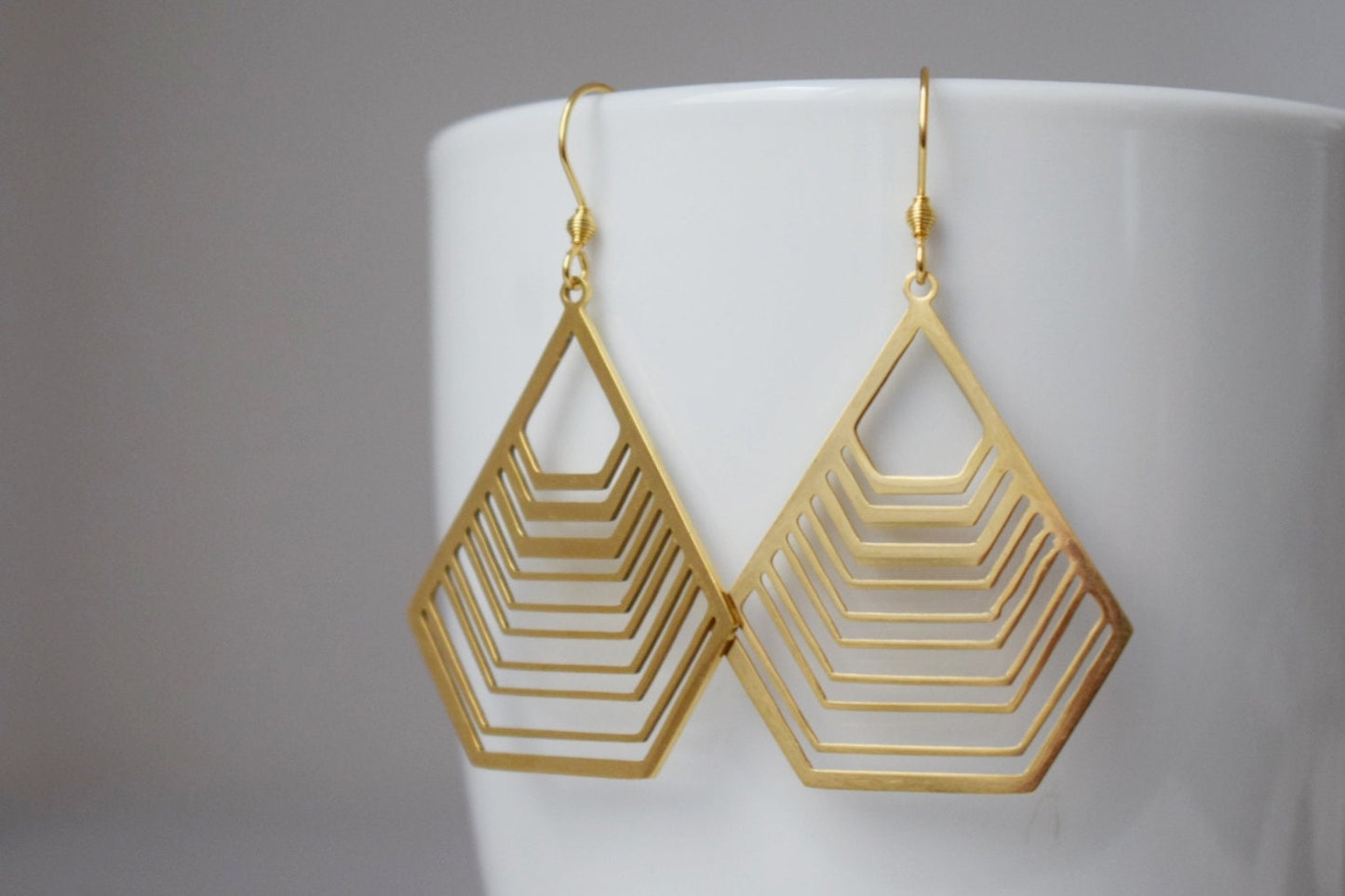 Lange Polygon-Ohrringe mit goldenem filigranem Anhänger, Edelstahl-Ohrringe, Geometrische Hängeohrringe, Kleines Weihnachtsschmuck-Geschenk für Sie