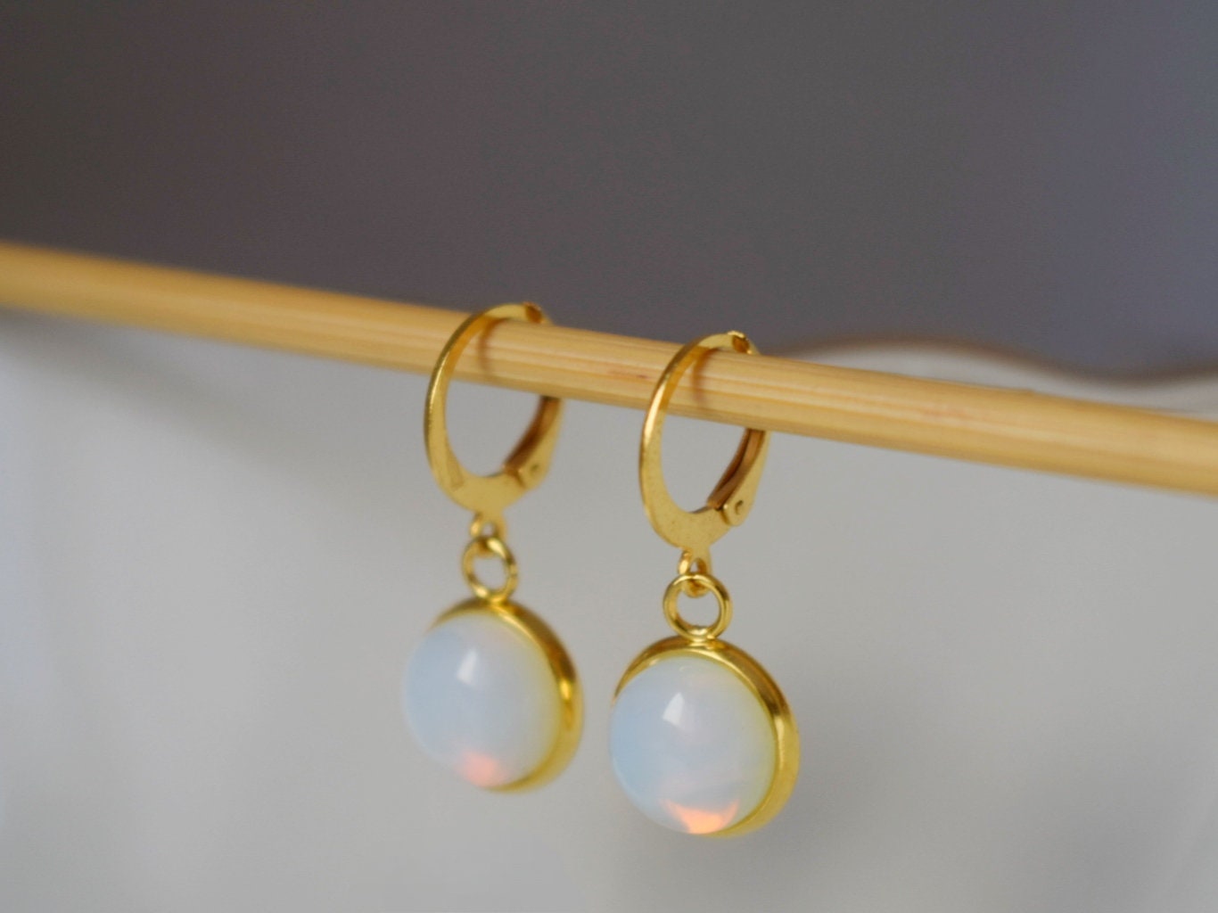 Opalith Mondstein Ohrringe, Huggie Gold Edelstein Ohrringe, Kleine Regenbogen Gold Lever Back Ohrringe, Brautjungfern, Opalith Schmuck, Geschenk für Sie