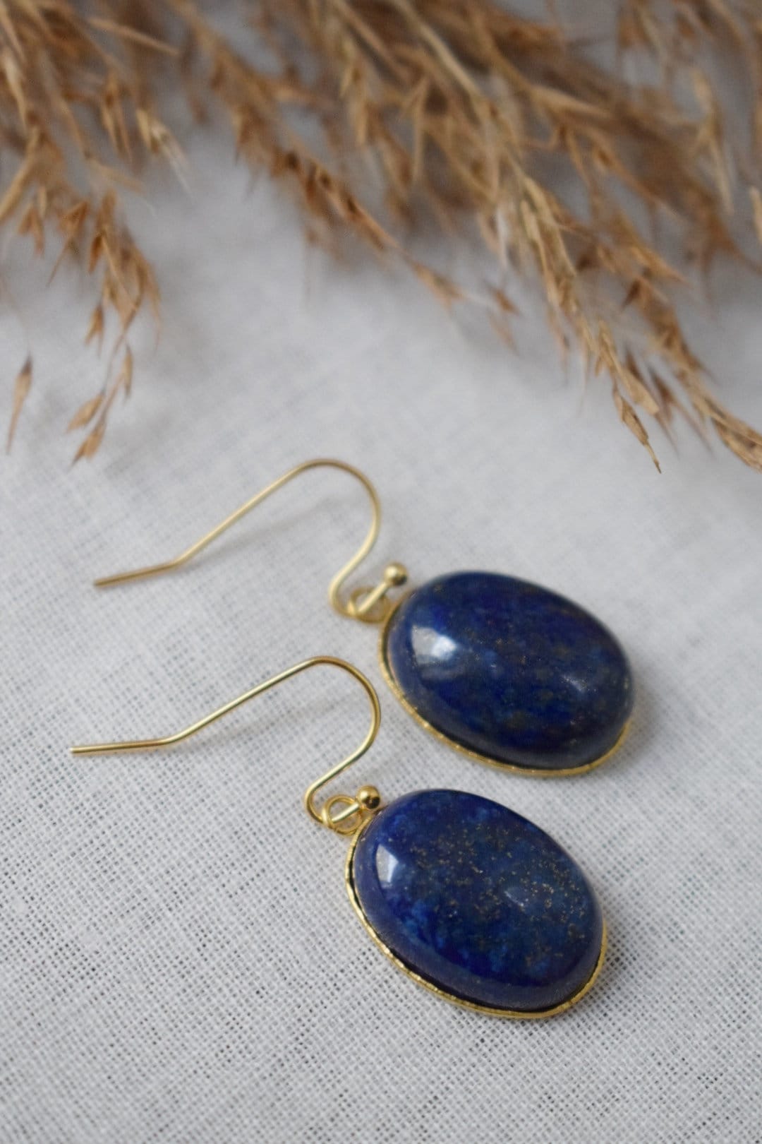 Lapislazuli Gold Ohrringe, Ovale blaue Lapis Ohrringe, Königsblau, Hängende Ohrringe, September Geburtsstein Schmuck, Lapis, Geschenk für Sie