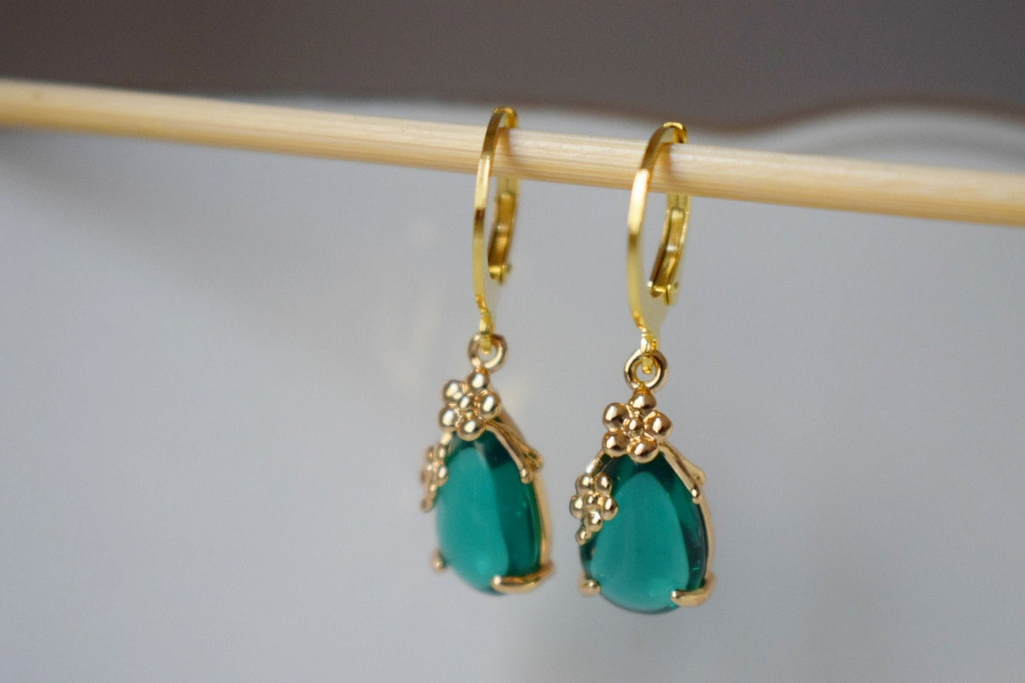 Tropfenförmige Goldohrringe, zarte Wassertropfen-Ohrringe, eleganter Anhänger, minimalistische Hängeohrringe, Brautschmuck aus Gold, Geschenk für Sie