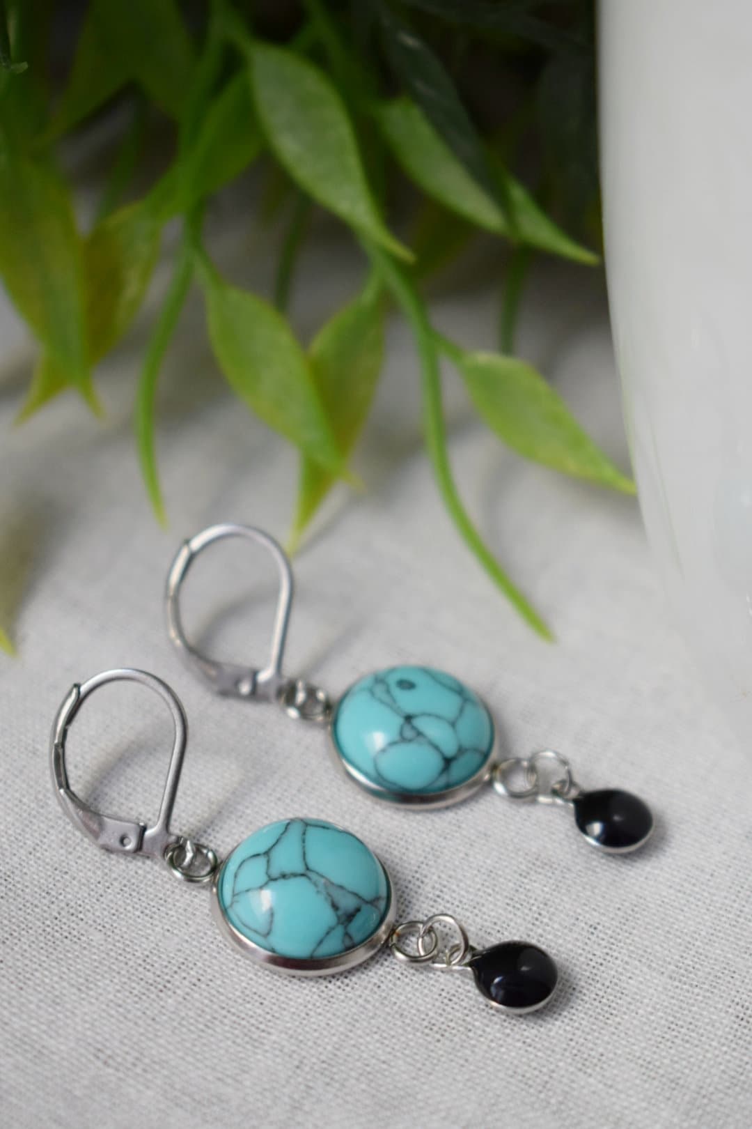 Türkise Ohrringe, Blaue Edelstein Ohrringe, Boho Ohrringe, Schwarze Emaille Anhänger Ohrringe, Schmuck Geschenk für Frauen