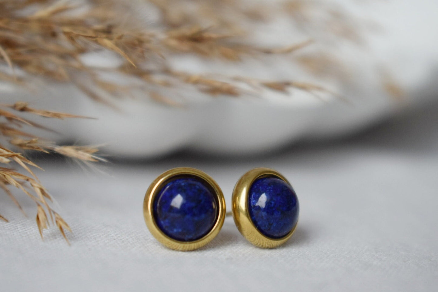 Lapis Ohrstecker Gold, Kleine blaue Lapis Ohrringe, rund, minimalistisch, 8mm, Lapislazuli Schmuck, September Geburtsstein, handgefertigter Schmuck