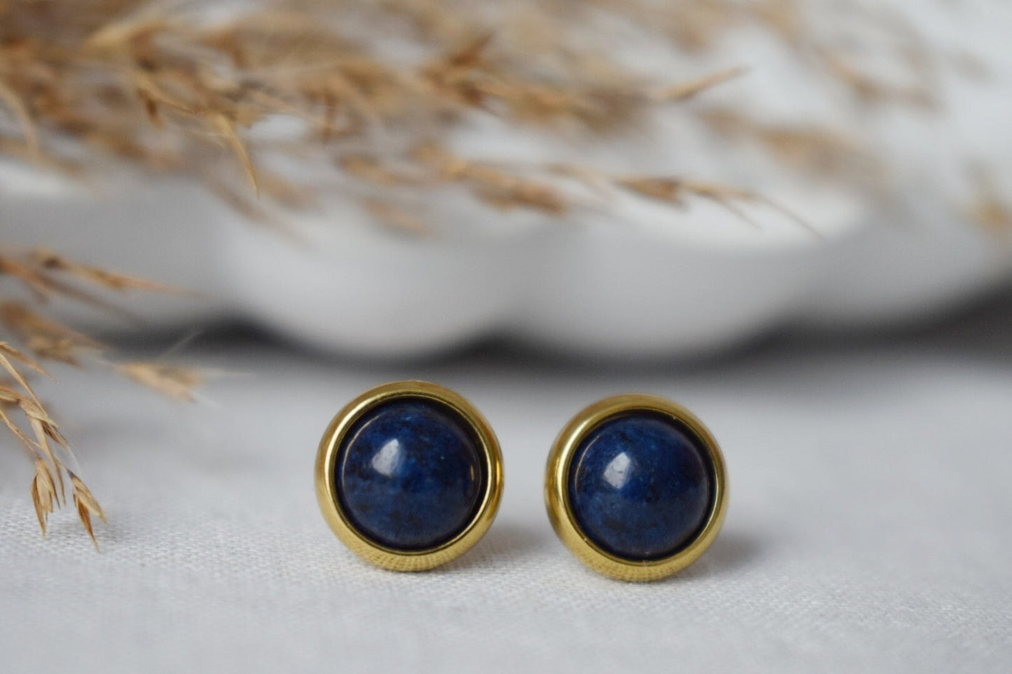 Lapis Ohrstecker Gold, Kleine blaue Lapis Ohrringe, rund, minimalistisch, 8mm, Lapislazuli Schmuck, September Geburtsstein, handgefertigter Schmuck