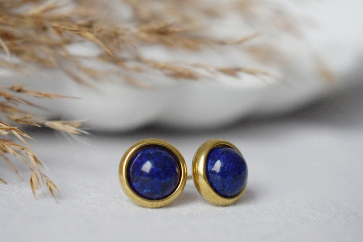 Lapis Ohrstecker Gold, Kleine blaue Lapis Ohrringe, rund, minimalistisch, 8mm, Lapislazuli Schmuck, September Geburtsstein, handgefertigter Schmuck