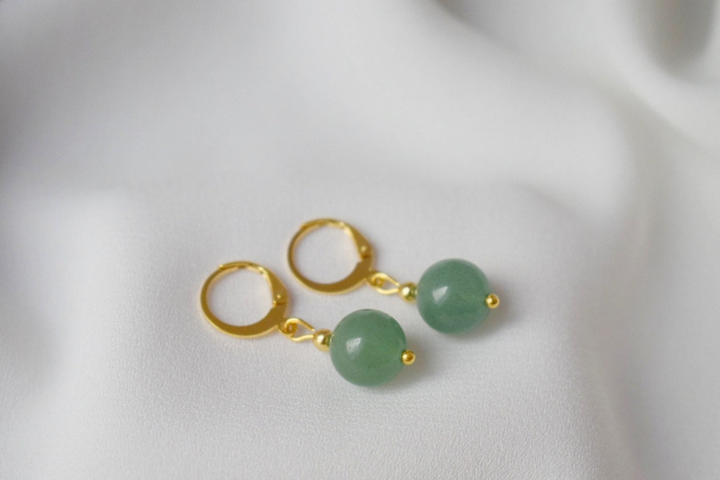 Aventurin Creolen, 24k vergoldete Huggie, kleine Edelstein Charm Ohrringe baumeln, leicht, grüner Stein Perlen Schmuck, Geschenk für Sie