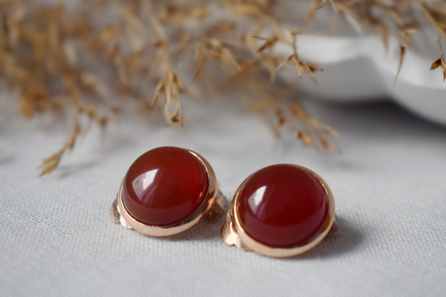 Ohrclips aus rotem Achat, Kleine roségoldene Ohrringe ohne Loch, Edelstein-Ohrringe ohne Ohrloch für Damen, Minimalistisches Brautjungfern-Schmuckgeschenk
