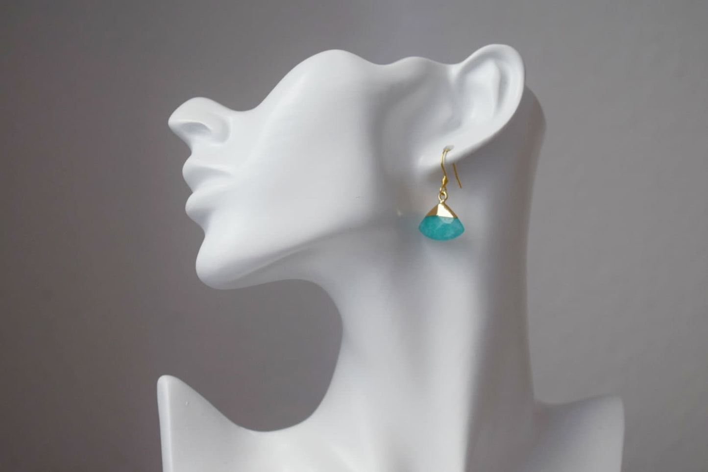 Aquamarin-Jade-Ohrringe, Fächer-Edelstein-Anhänger, vergoldete Edelstahl-Ohrringhaken, Einzigartiges Schmuckgeschenk, Bestes Weihnachtsgeschenk