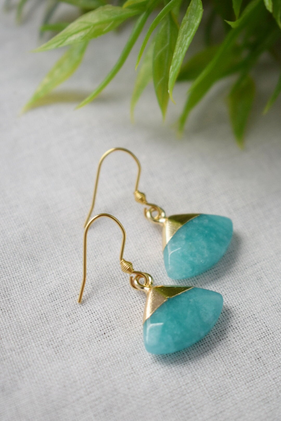 Aquamarin-Jade-Ohrringe, Fächer-Edelstein-Anhänger, vergoldete Edelstahl-Ohrringhaken, Einzigartiges Schmuckgeschenk, Bestes Weihnachtsgeschenk