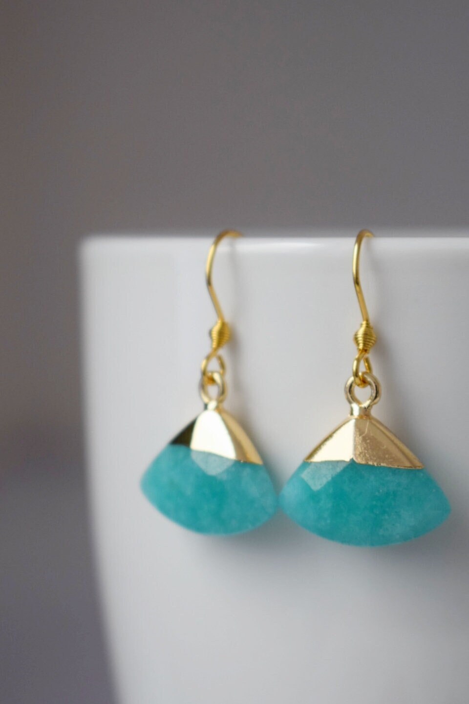 Aquamarin-Jade-Ohrringe, Fächer-Edelstein-Anhänger, vergoldete Edelstahl-Ohrringhaken, Einzigartiges Schmuckgeschenk, Bestes Weihnachtsgeschenk