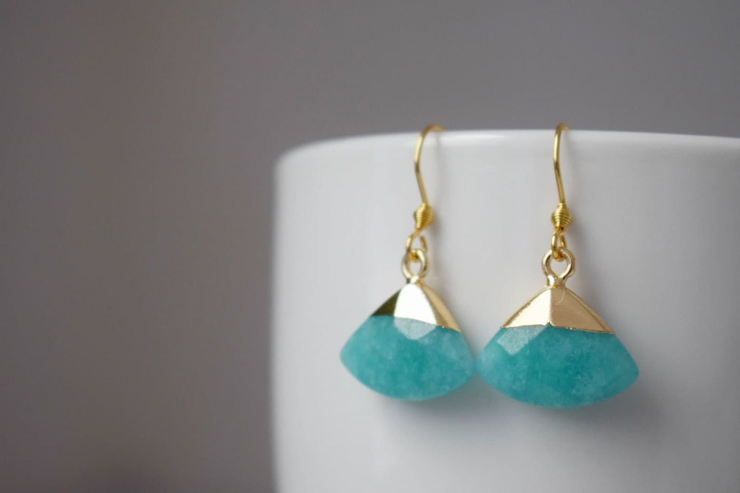 Aquamarin-Jade-Ohrringe, Fächer-Edelstein-Anhänger, vergoldete Edelstahl-Ohrringhaken, Einzigartiges Schmuckgeschenk, Bestes Weihnachtsgeschenk