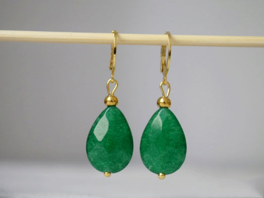 Grüne Jade Ohrringe Gold, Tropfen baumelnde Ohrringe, Grüne facettierte Edelstein Tropfen Huggies, Stein Creolen, Grüner Jade Schmuck, Geschenk für Sie