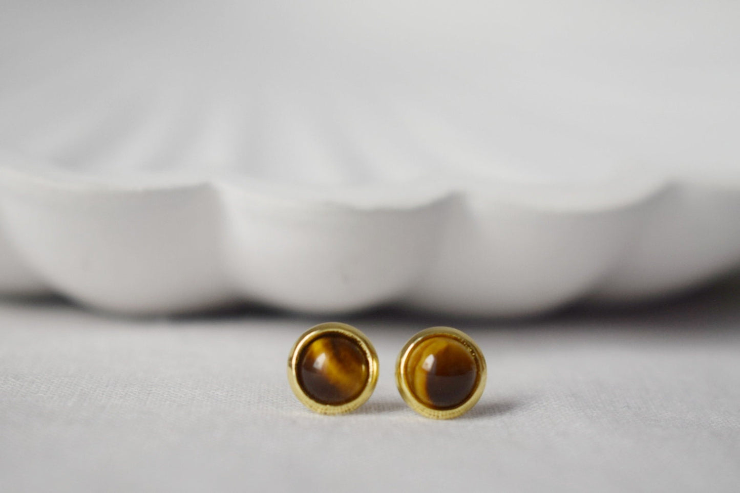 Mini Tigerauge Ohrstecker, 18k vergoldete Edelstein 6mm Ohrstecker, kleiner brauner Stein, minimalistischer Tigerauge Chakra Schmuck, Geschenk Sie