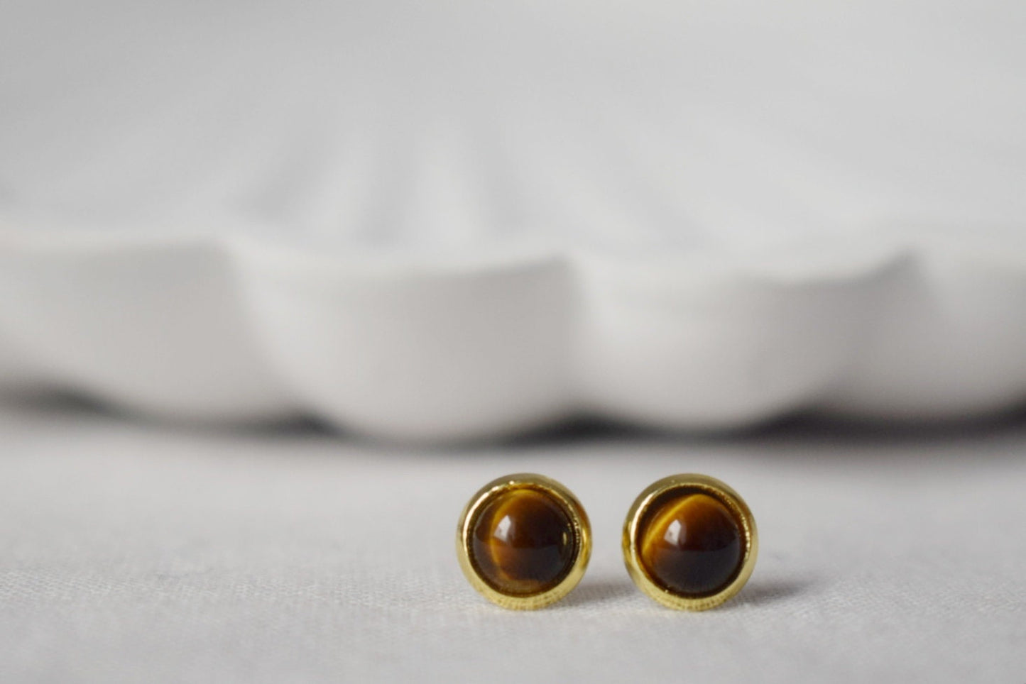 Mini Tigerauge Ohrstecker, 18k vergoldete Edelstein 6mm Ohrstecker, kleiner brauner Stein, minimalistischer Tigerauge Chakra Schmuck, Geschenk Sie