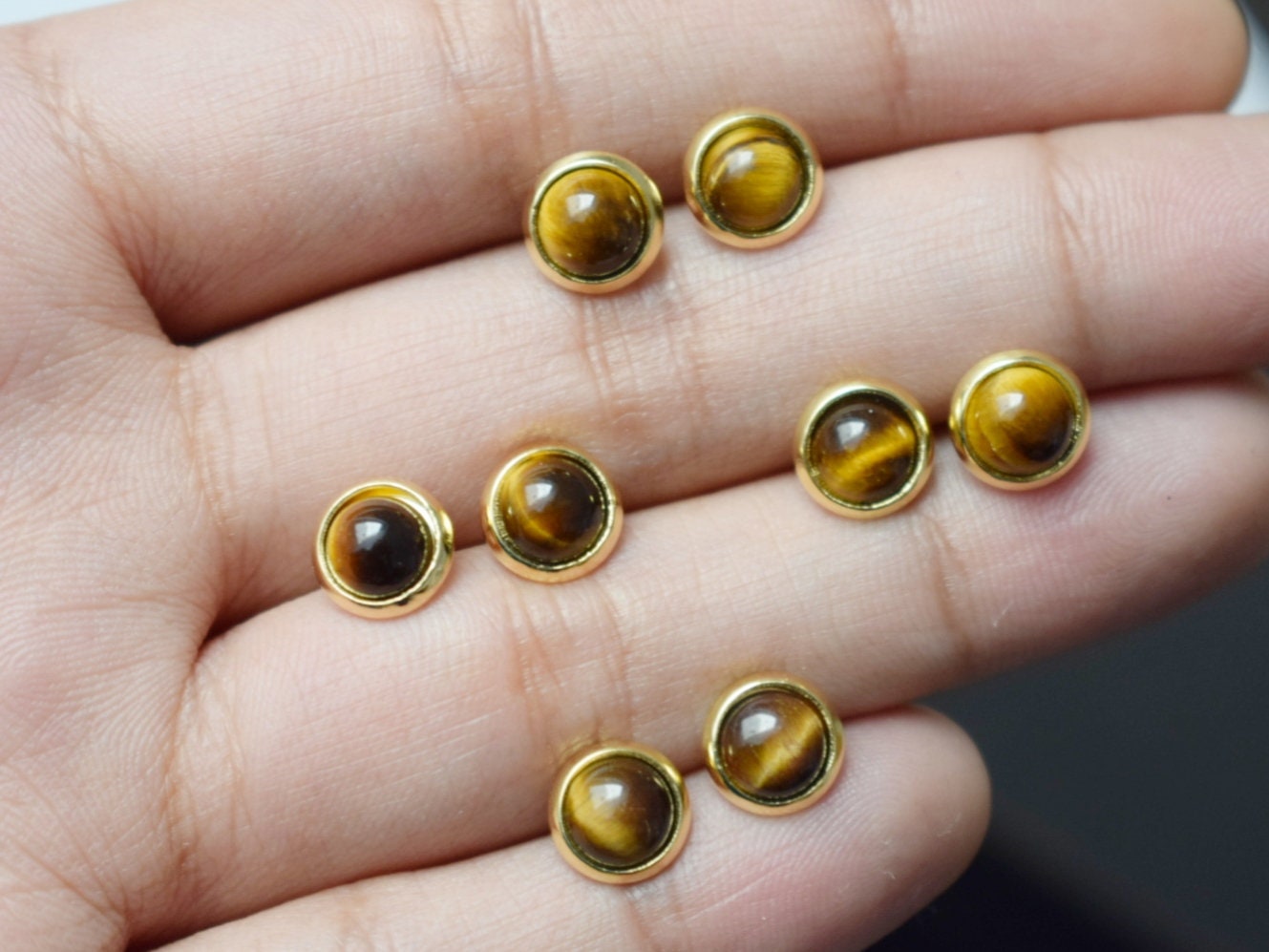 Mini Tigerauge Ohrstecker, 18k vergoldete Edelstein 6mm Ohrstecker, kleiner brauner Stein, minimalistischer Tigerauge Chakra Schmuck, Geschenk Sie