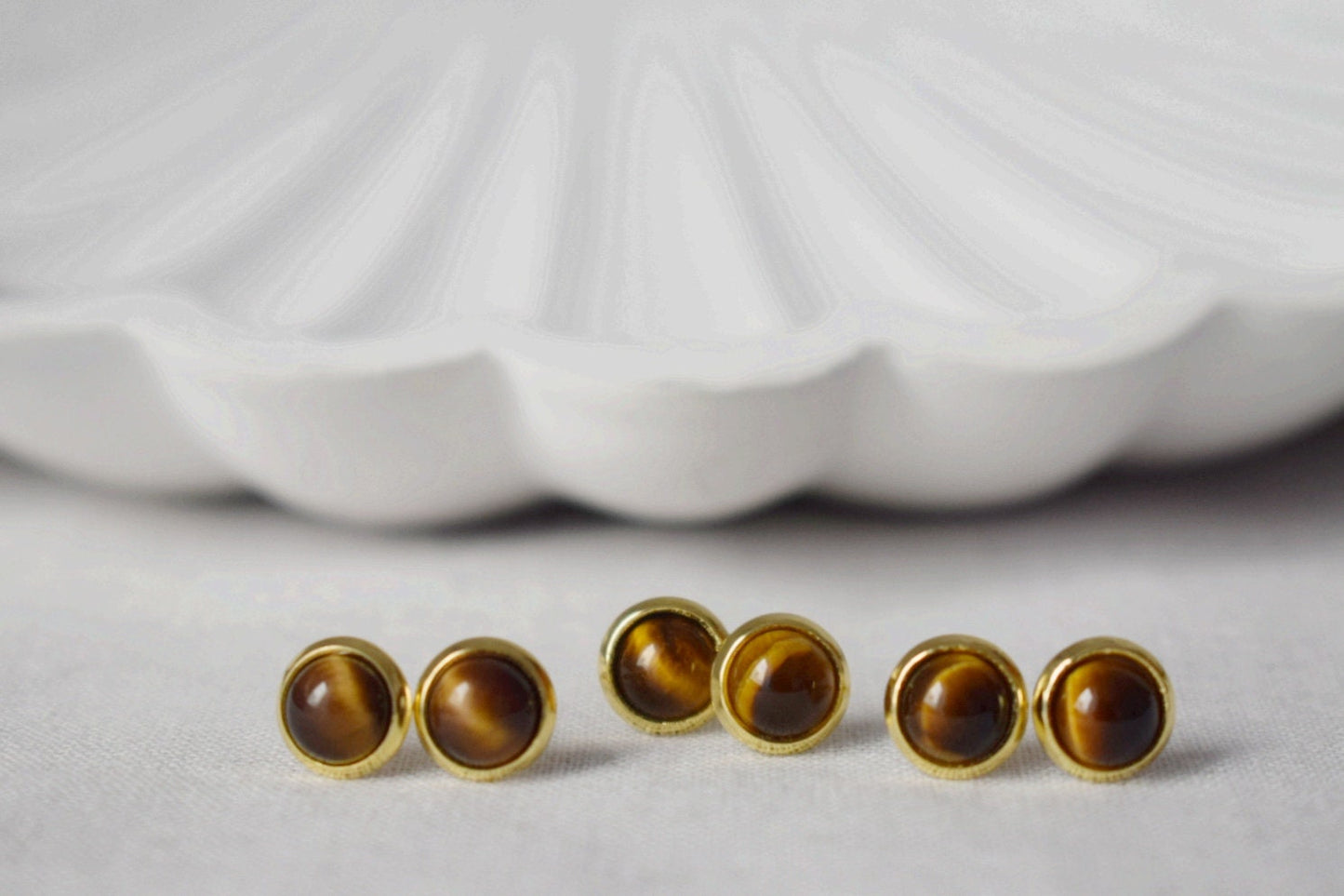 Mini Tigerauge Ohrstecker, 18k vergoldete Edelstein 6mm Ohrstecker, kleiner brauner Stein, minimalistischer Tigerauge Chakra Schmuck, Geschenk Sie