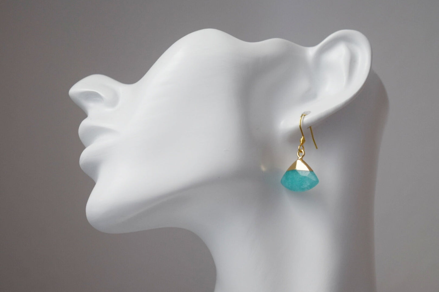 Aquamarin-Jade-Ohrringe, Fächer-Edelstein-Anhänger, vergoldete Edelstahl-Ohrringhaken, Einzigartiges Schmuckgeschenk, Bestes Weihnachtsgeschenk