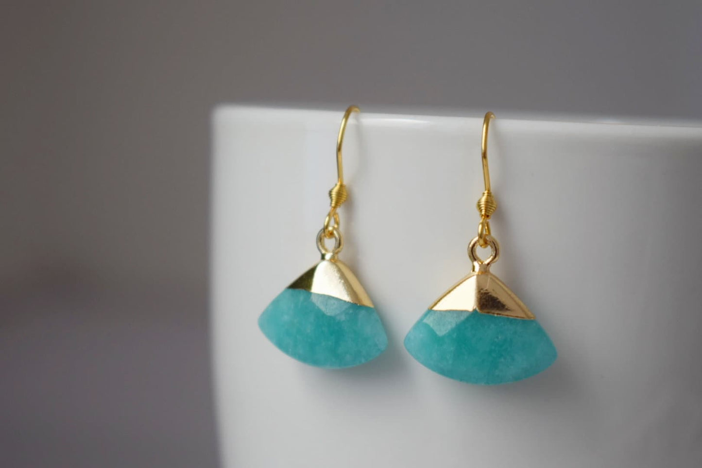 Aquamarin-Jade-Ohrringe, Fächer-Edelstein-Anhänger, vergoldete Edelstahl-Ohrringhaken, Einzigartiges Schmuckgeschenk, Bestes Weihnachtsgeschenk