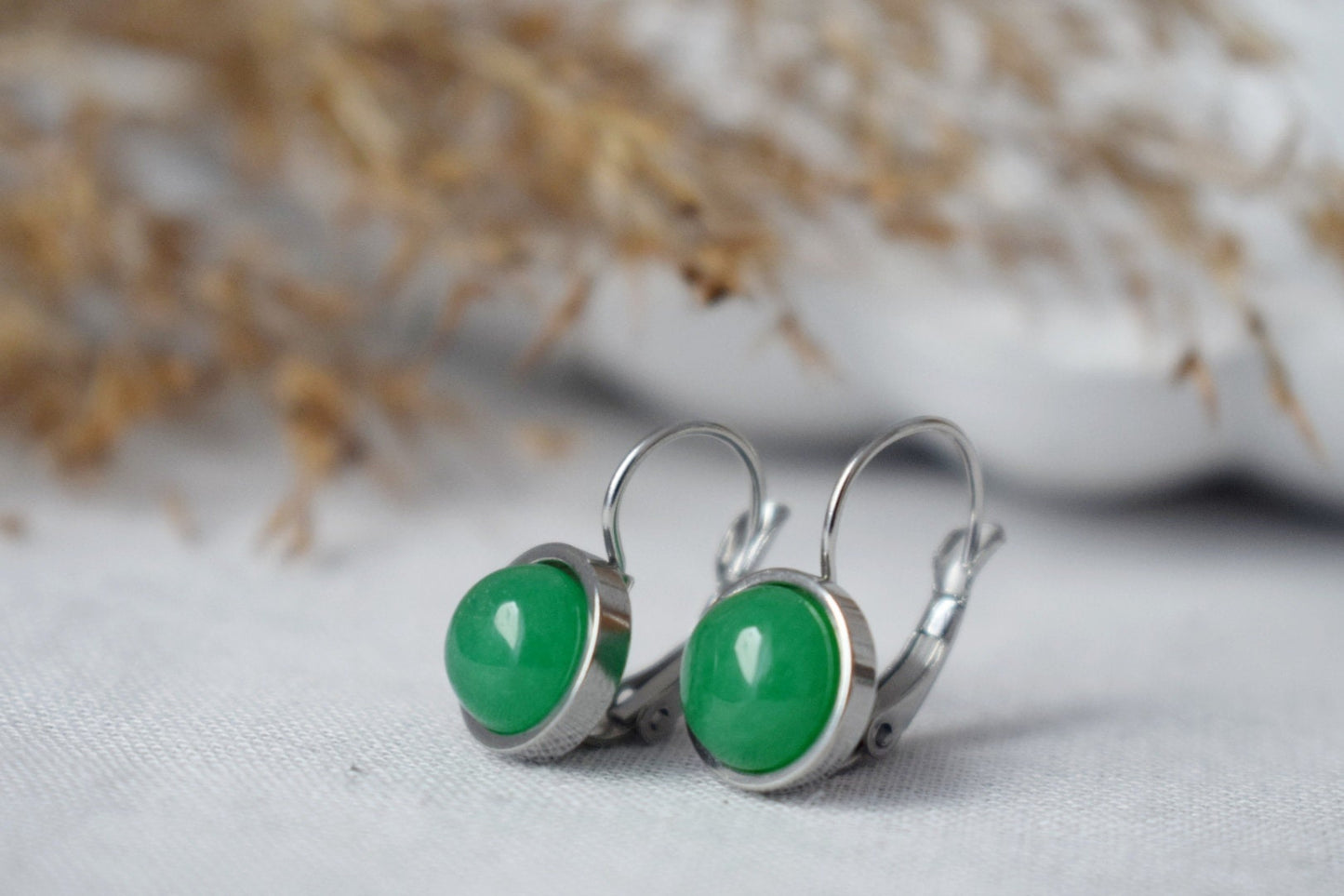 Grüne Jade Ohrringe, Kleine Edelstein Ohrringe, Positiver Schmuck, 10mm, Grüne Ohrhänger, Leverback Ohrringe, Geschenke für Frauen