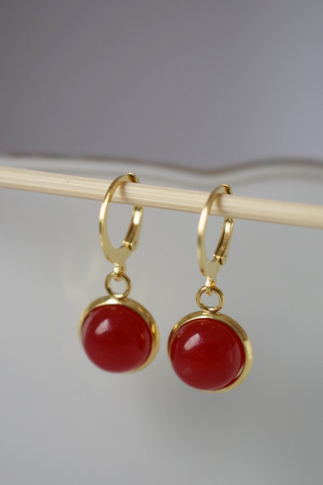 Rote Jade Ohrringe, Kleine Edelstein Anhänger Huggie Ohrringe, Lever Back, 10mm, Rote Stein Creolen, Rot, Jade Schmuck, Geschenk für Frauen