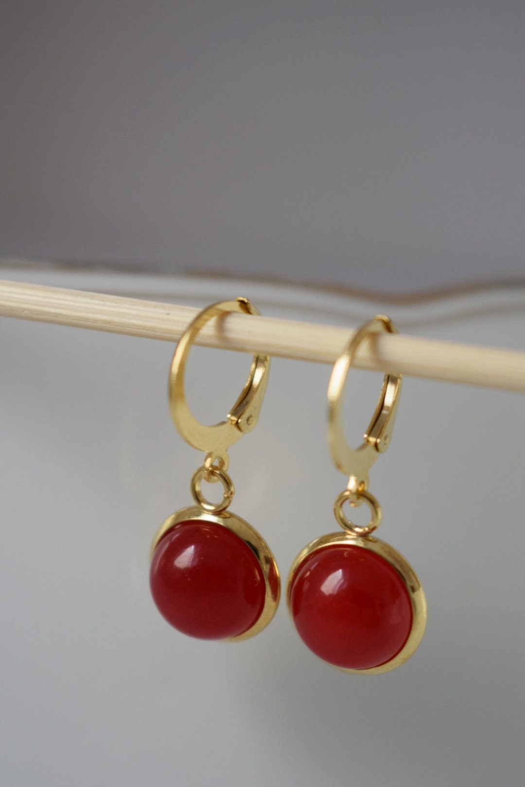 Rote Jade Ohrringe, Kleine Edelstein Anhänger Huggie Ohrringe, Lever Back, 10mm, Rote Stein Creolen, Rot, Jade Schmuck, Geschenk für Frauen