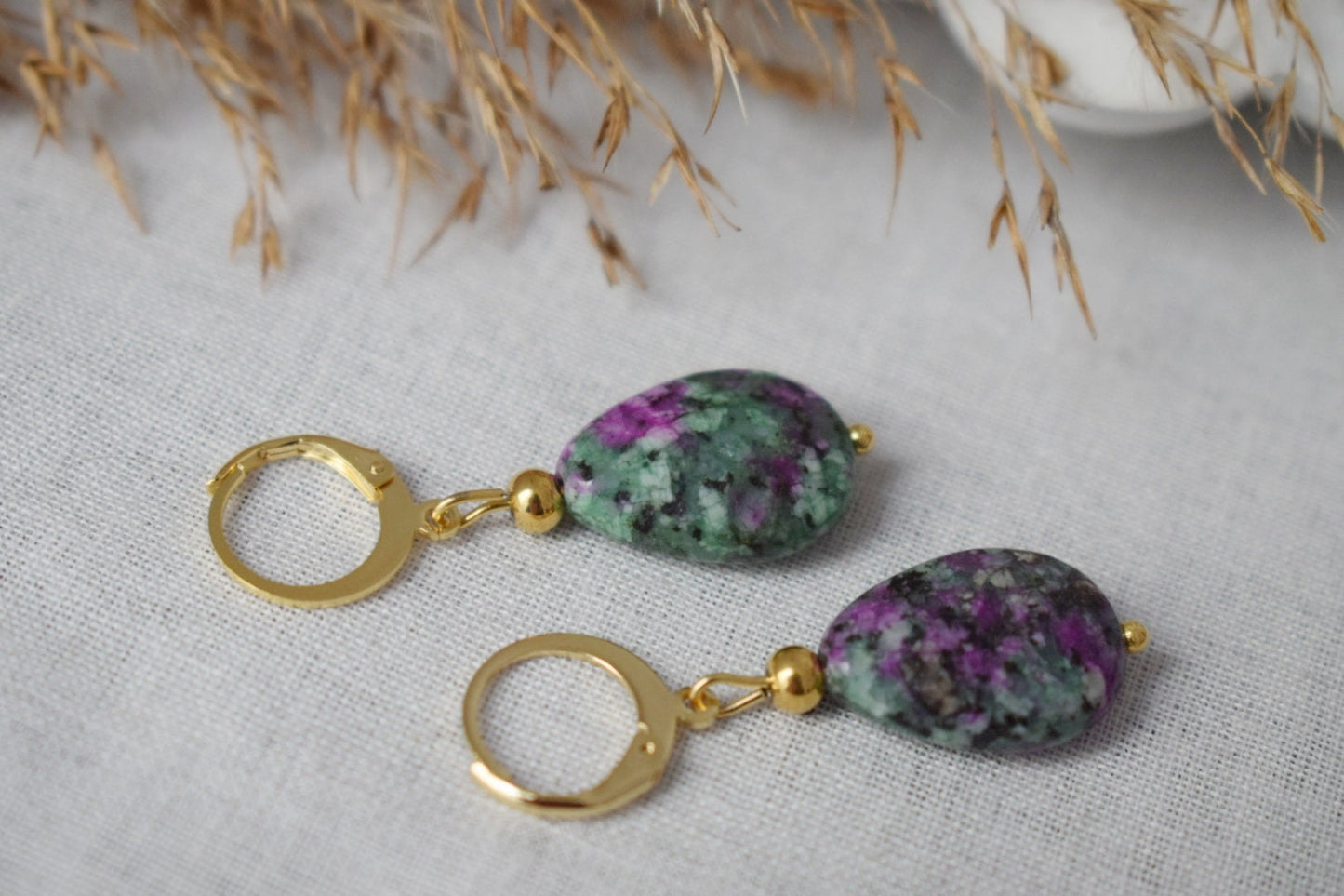 Rubin in Zoisit-Ohrringe, Tropfenohrringe mit Perlen, Huggies, baumelnde Edelsteinohrringe, Edelstahl, Grün, Rosa, Rubinfuchsit