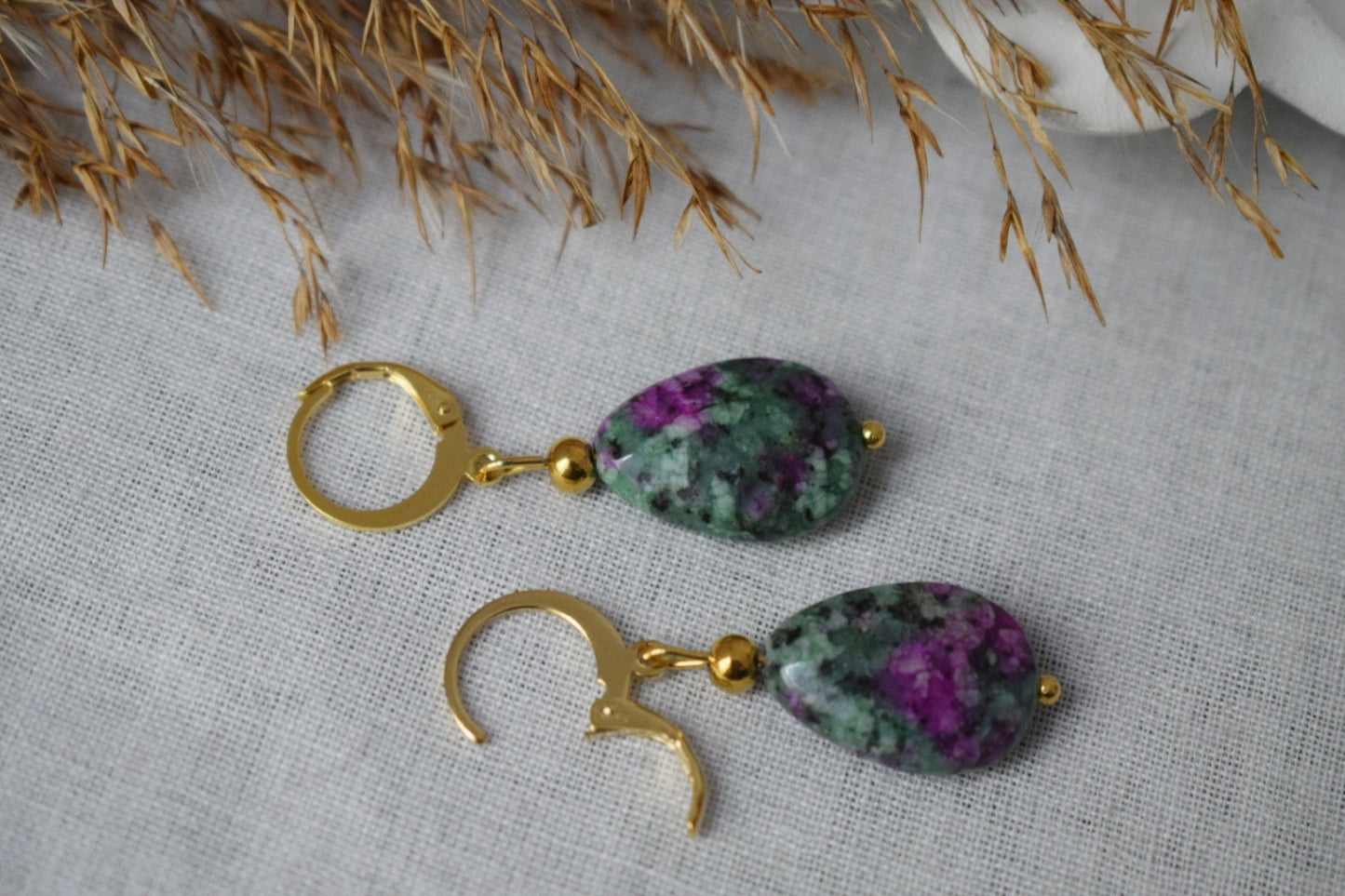 Rubin in Zoisit-Ohrringe, Tropfenohrringe mit Perlen, Huggies, baumelnde Edelsteinohrringe, Edelstahl, Grün, Rosa, Rubinfuchsit