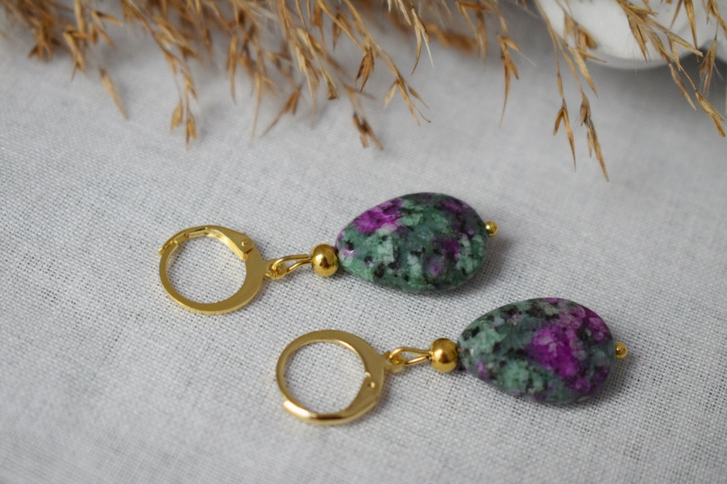 Rubin in Zoisit-Ohrringe, Tropfenohrringe mit Perlen, Huggies, baumelnde Edelsteinohrringe, Edelstahl, Grün, Rosa, Rubinfuchsit